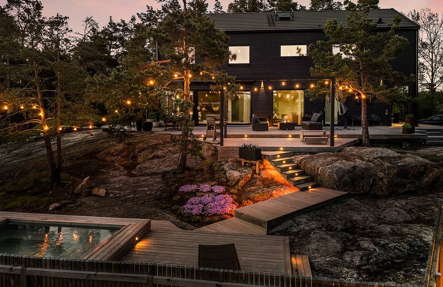 HemstÃ¤dning Stockholm - Lyxigt hem med vÃ¤lskÃ¶tt trÃ¤dgÃ¥rd och stÃ¤mningsfull belysning