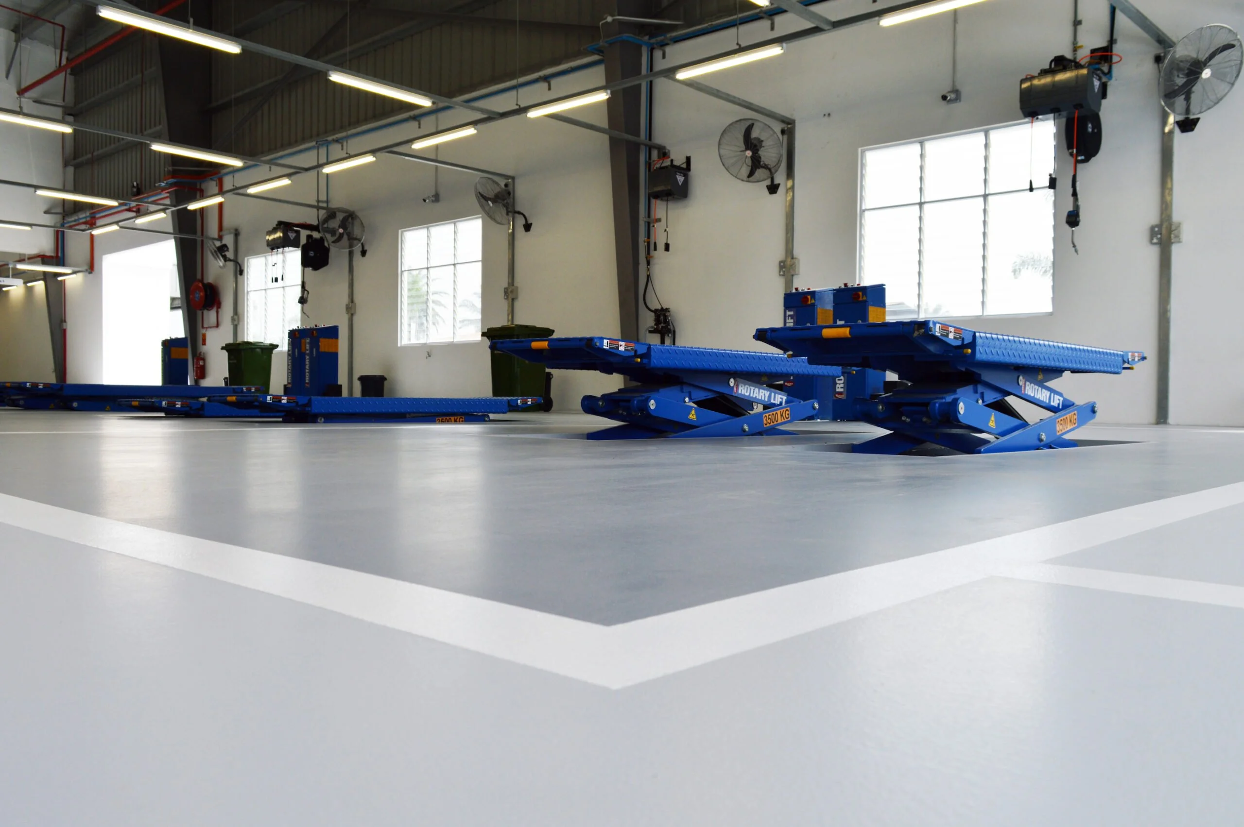 GaragestÃ¤dning Stockholm - Professionell stÃ¤dning av bilverkstad och garage med industrigolv