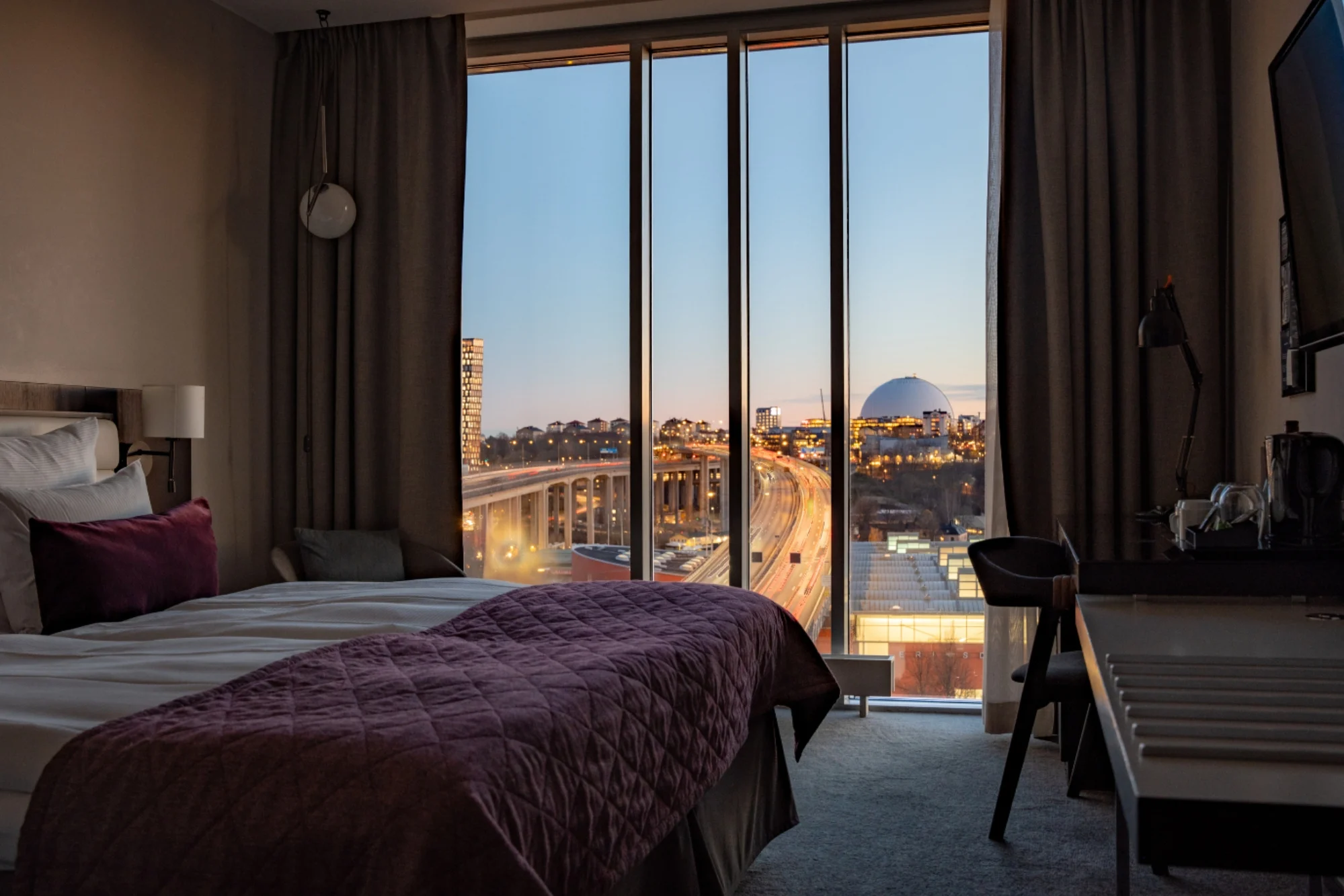 HotellstÃ¤dning Stockholm - Elegant hotellrum med utsikt