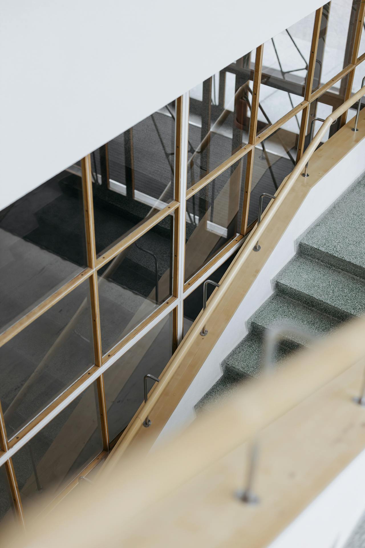 TrappstÃ¤dning Stockholm - Modern trappa med glas och vit marmor