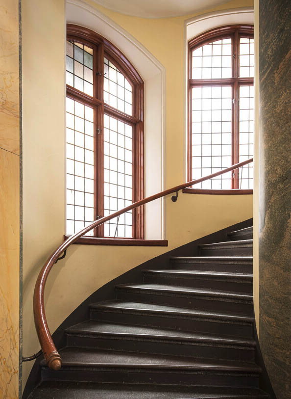 TrappstÃ¤dning Stockholm - Elegant trapphus med marmorgolv och stora fÃ¶nster i fastighet