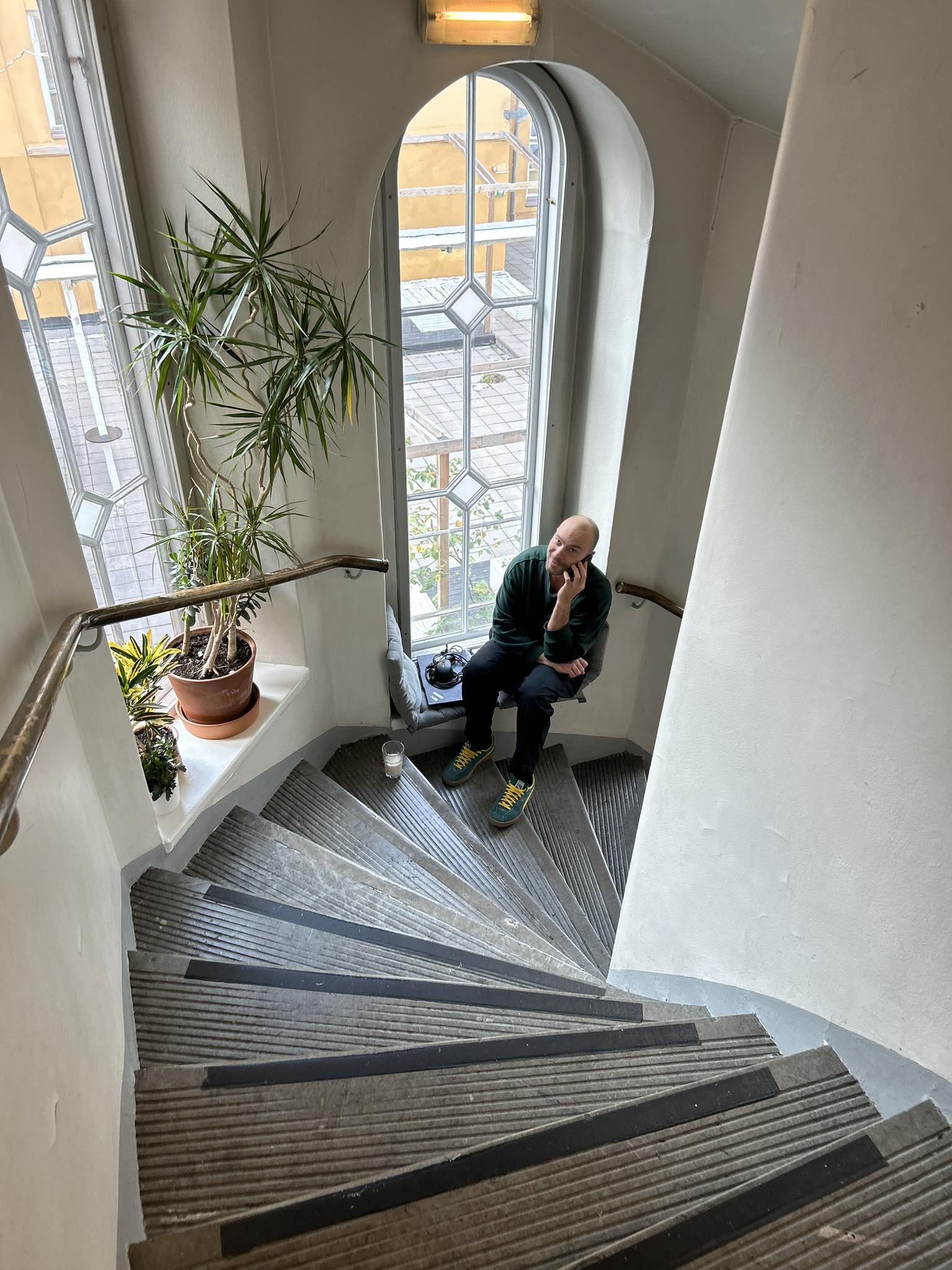 TrappstÃ¤dning Stockholm - VÃ¤lskÃ¶tt trapphus med trÃ¤trappa och stort fÃ¶nster i fastighet